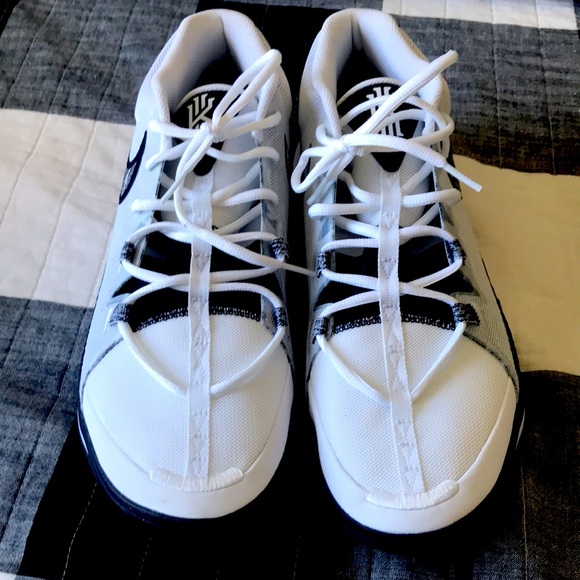 Kyrie - Picture 3 of 4